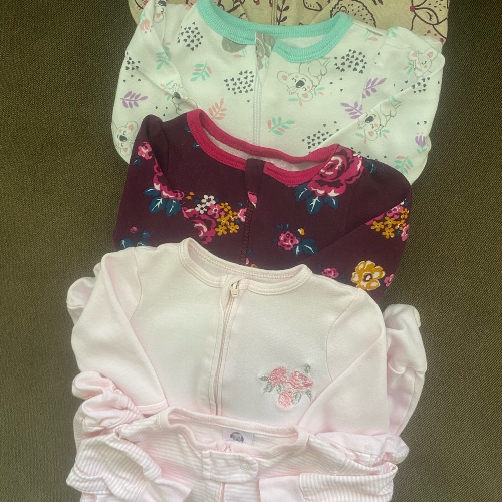 ❌❌SOLD❌❌5 baby girl sleepers